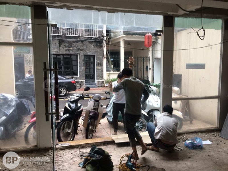 Thi công cửa kính cường lực tại số 74 Bùi Thi Xuân buiphat.vn